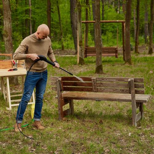 Jak najprościej odnowić drewnianą ławkę?